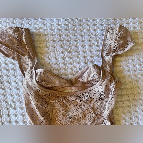 Victoria’s Secret Lace Bodysuit XS Nude Blush Sheer Lace Flutter Sleeve Lingerie - Picture 3 of 9